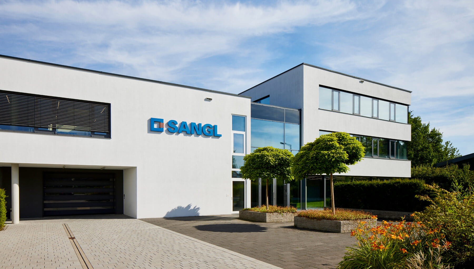 Sangl Firmengebäude mit Logo an der Außenfassade, Erlangen