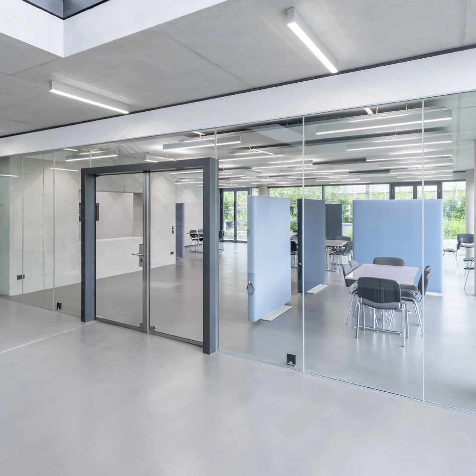 Eingangsbereich der Firma Sangl in Tennenlohe mit Blick in den Besprechungsraum